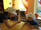 Przedszkolaki pieką ciasto z jabłkami_3