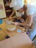 Przedszkolaki pieką ciasto z jabłkami