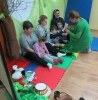 Maszeruje drogą mała wiosna_11