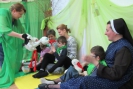 Maszeruje drogą mała wiosna_12
